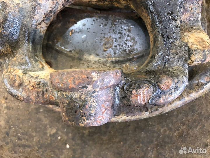 Кулак поворотный передний левый Land Rover Disco 3