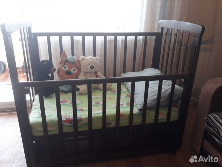 Детская кроватка с маятником