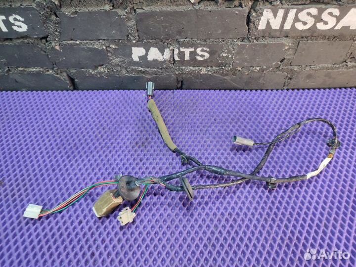 Коса двери передняя левая Nissan Vanette