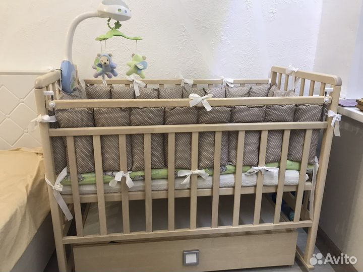 Детская кроватка с маятником и ящиком