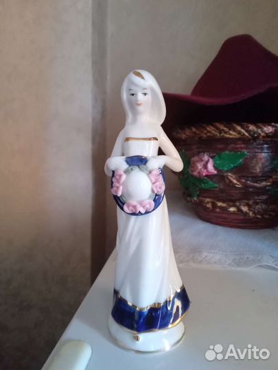 Статуэтка фарфор