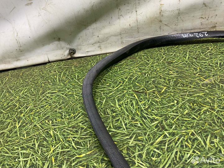 Уплотнительная резинка боковой двери задняя правая