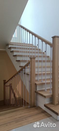 Деревянная лестница в дом
