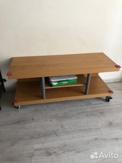 Тумба под телевизор на колесиках