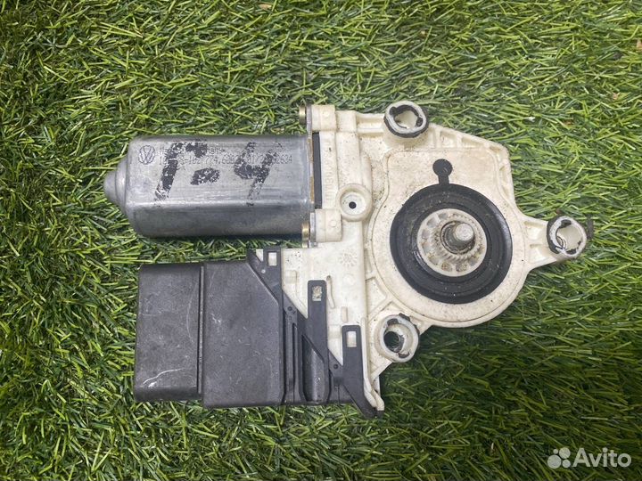 Моторчик стеклоподъёмника задний правый Volkswagen