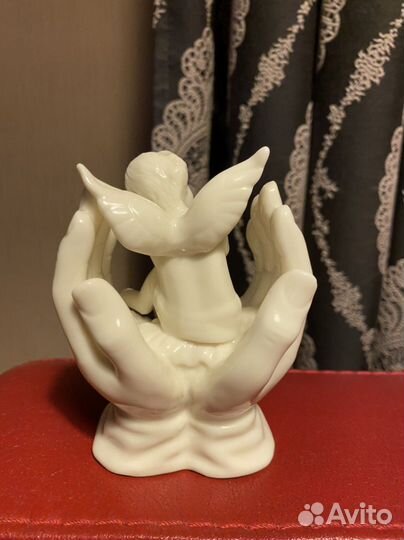 Статуэтка ангелочек в ладонях