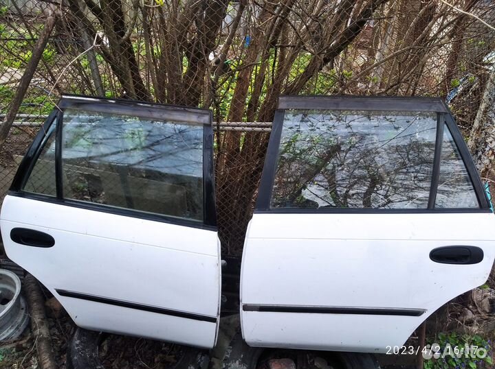 Двери на toyota corolla AE 100