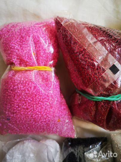 Продам бисер и стеклярус 4.5 кг