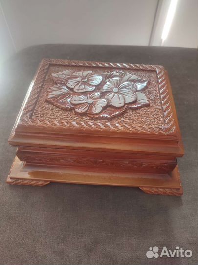 Шкатулка резная деревянная