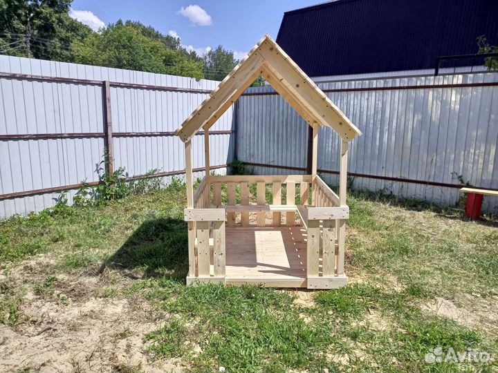 Деревянный домик для детской площадки