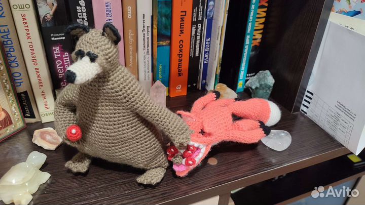 Медведь собирает грибы в лису