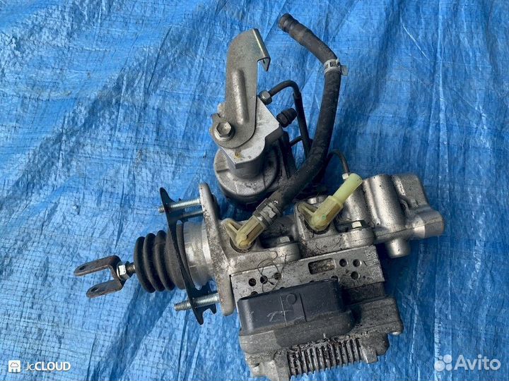 Главный тормозной цилиндр на lexus CT200H ZWA10 2z