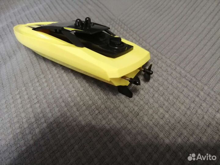 Катер на пульте управления