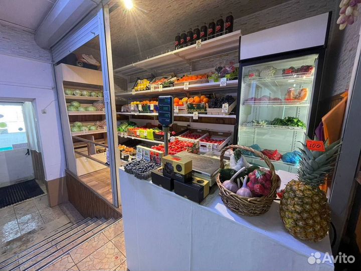 Продавец в магазин овощи и фрукты