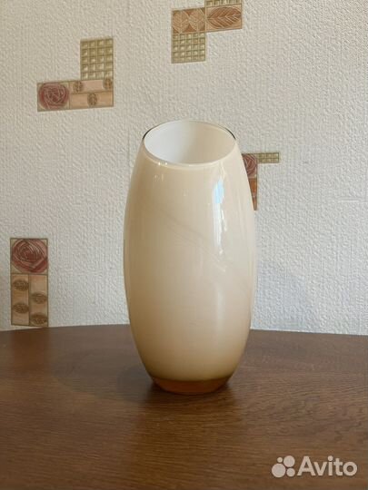 Вазочка молочное гутное стекло