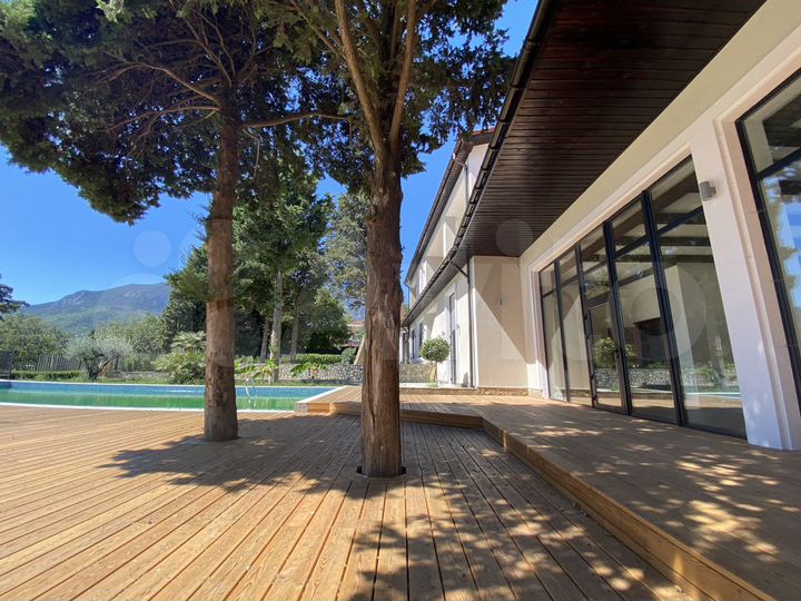 Коттедж 427 м² на участке 10,3 сот.