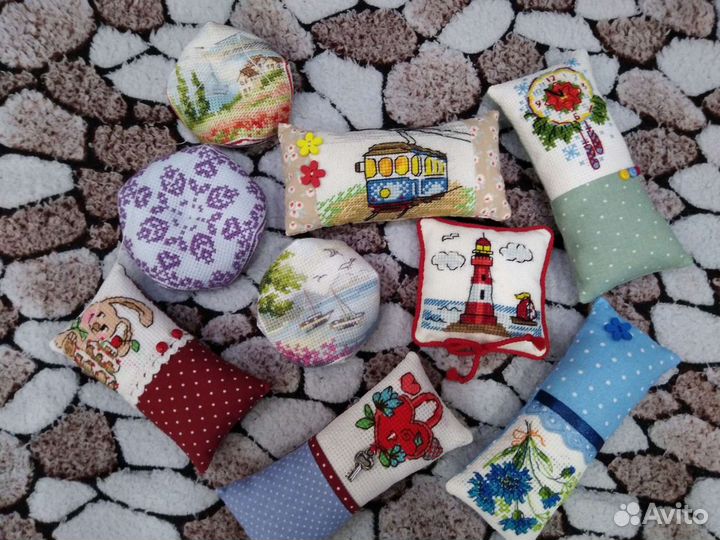 Много красивых вышивок, игольницы