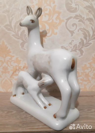 Фарфоровая статуэтка Олениха с оленёнком. Полоння
