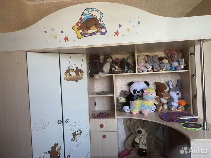 Детская кровать чердак со столом и шкафом