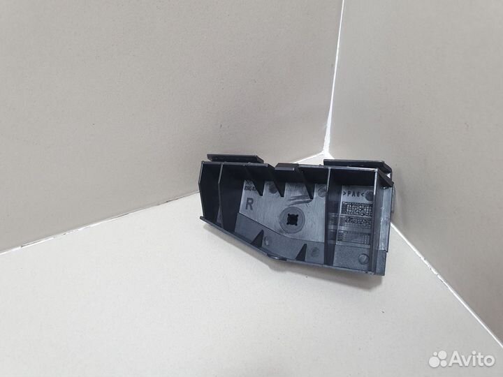 Направляющая заднего бампера правая Corolla E12