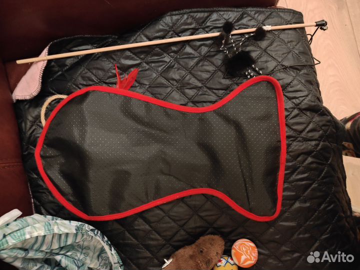 Игрушки и домик для котят