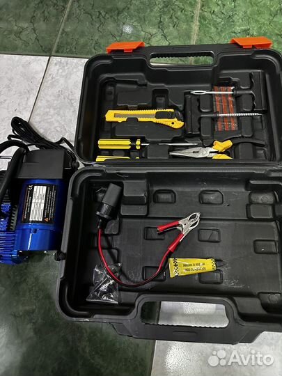 Компрессор автомобильный для шин с инструментами