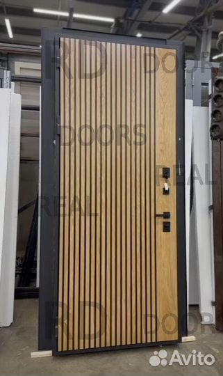 Металлическая входная дверь натуральный шпон