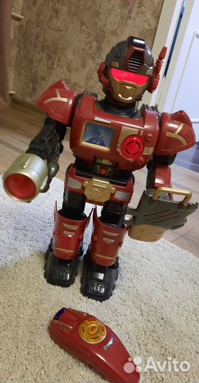 Игрушка робот на пульте управления