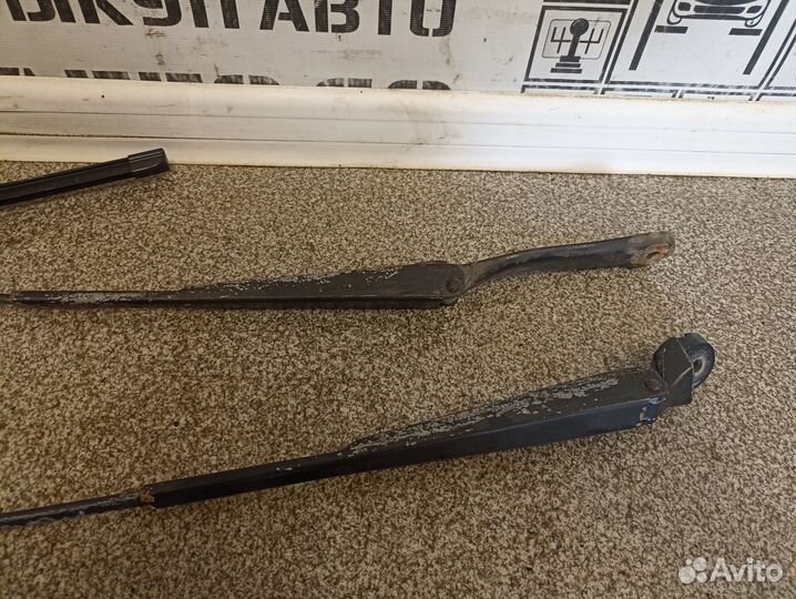 Поводок стеклоочистителя передний Renault Laguna 1