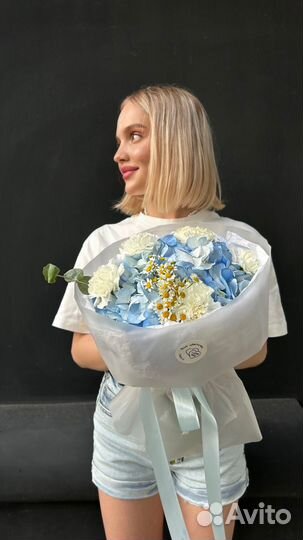 Букет с голубой гортензией