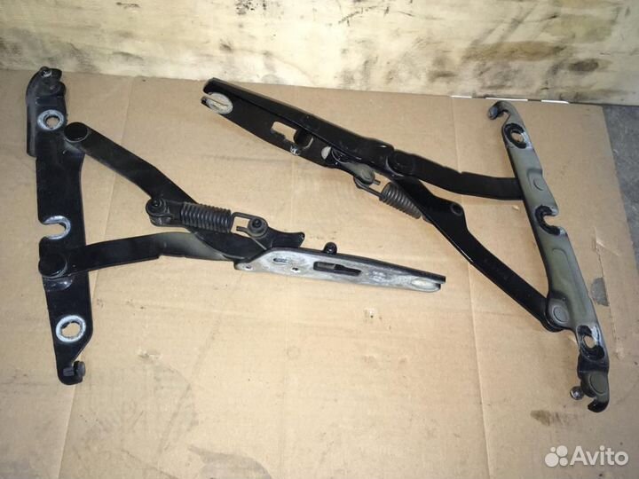 Петли крышки багажника (левая, Правая) Volkswagen