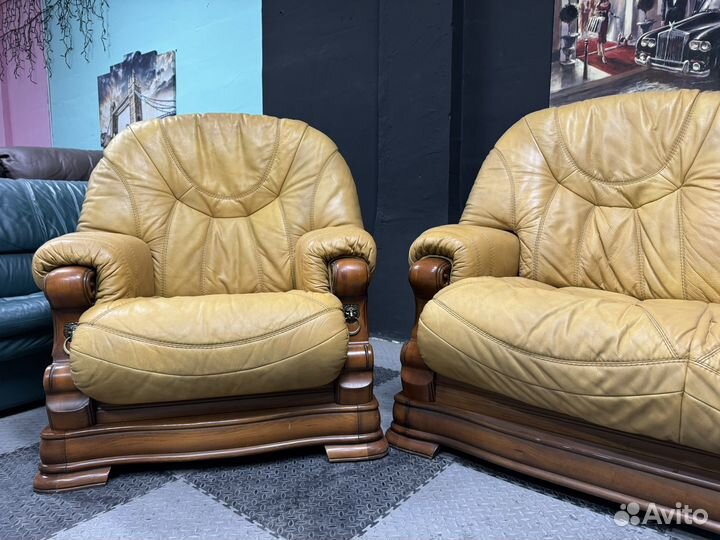 Кожаный диван и кресло