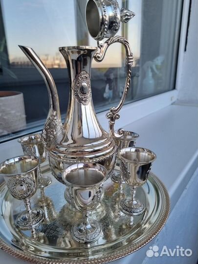 Графин с рюмками на подносе