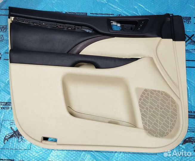 Обшивка двери Highlander передняя левая бежевая