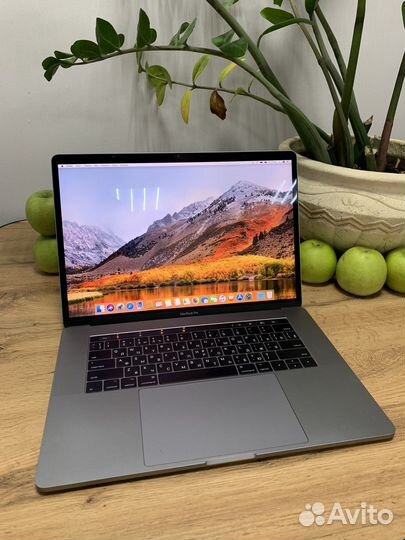 MacBook Pro 15 2017 i7 16gb 256 gb touchbar