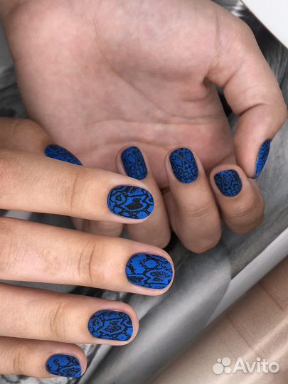 Покрытие ногтя стразами