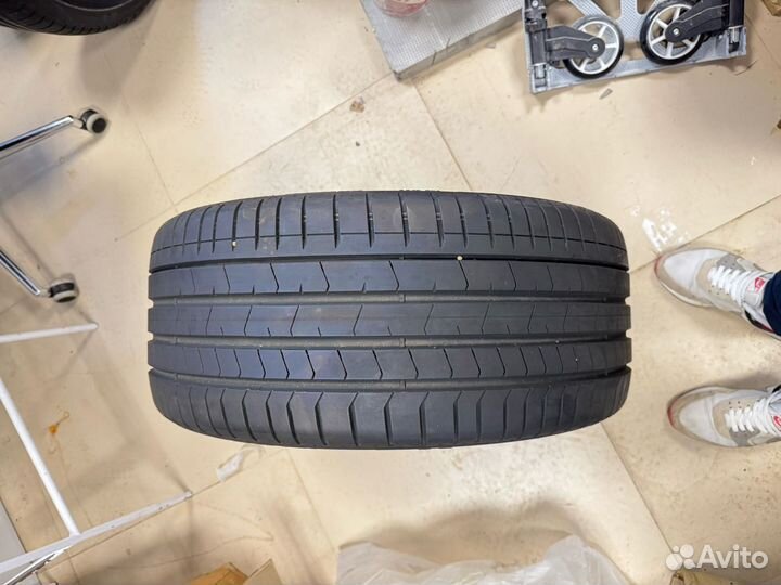 Pirelli P Zero Luxury Saloon 225/40 R19 и 255/35 R19
