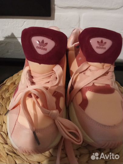 Кроссовки женские новые