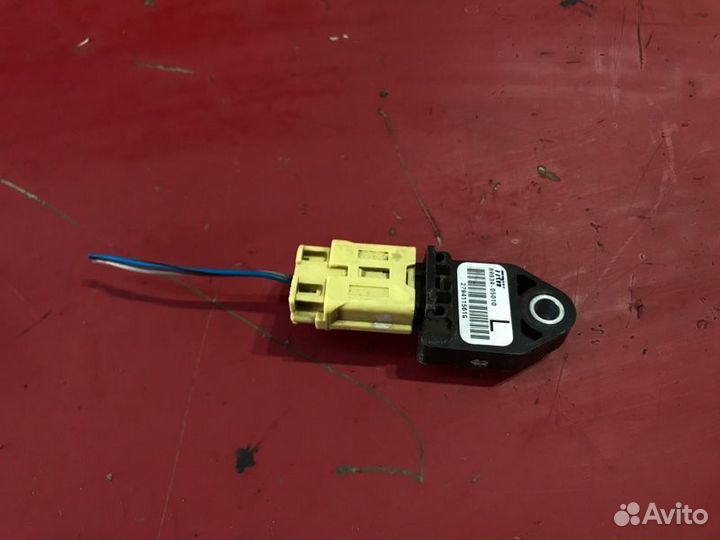 Датчик подушек безопасности задний левый Toyota