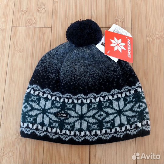 Шапка вязаная с помпоном