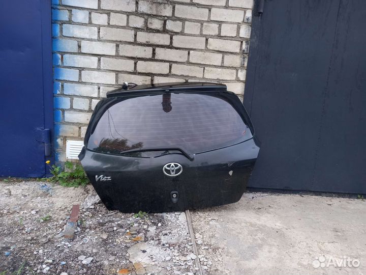 Задня дверь toyota vitz