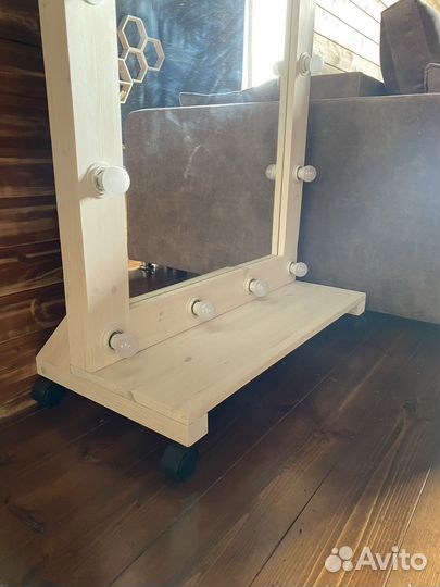 Гримерное зеркало с лампочками