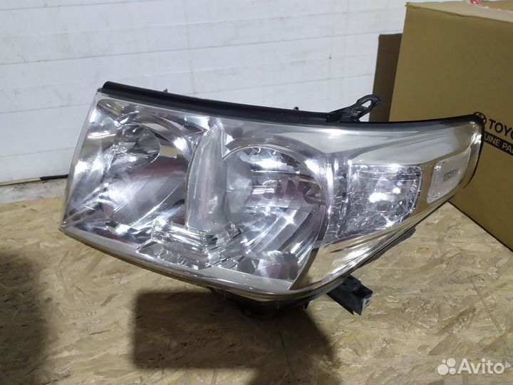 Фара передняя левая Toyota LC 200