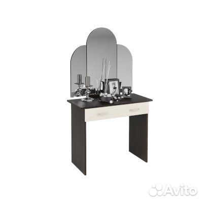 Туалетный столик с зеркалом. Трюмо
