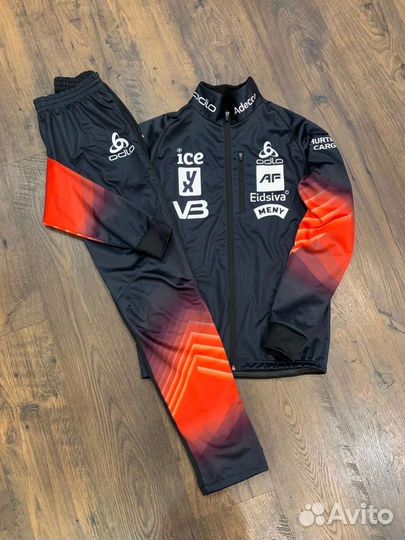 Разминочные костюмы и жилеты