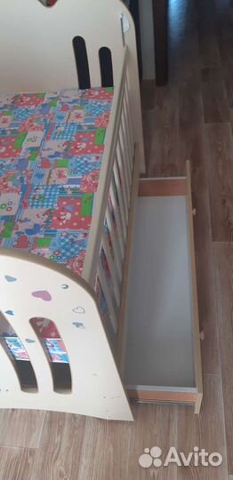 Детская кроватка с поперечным маятником