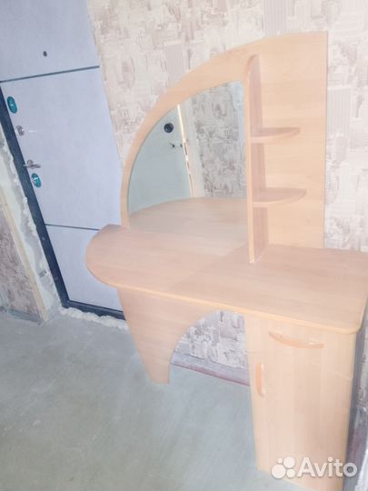 Трюмо с зеркалом