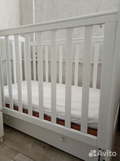 Детская кроватка с маятником белая