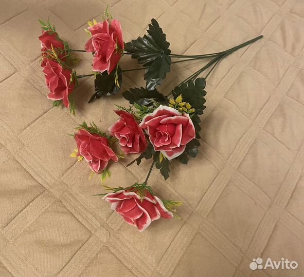 Искусственные цветы на кладбище