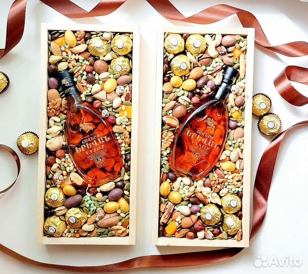 Подарок из орехов и сухофруктов в коробе